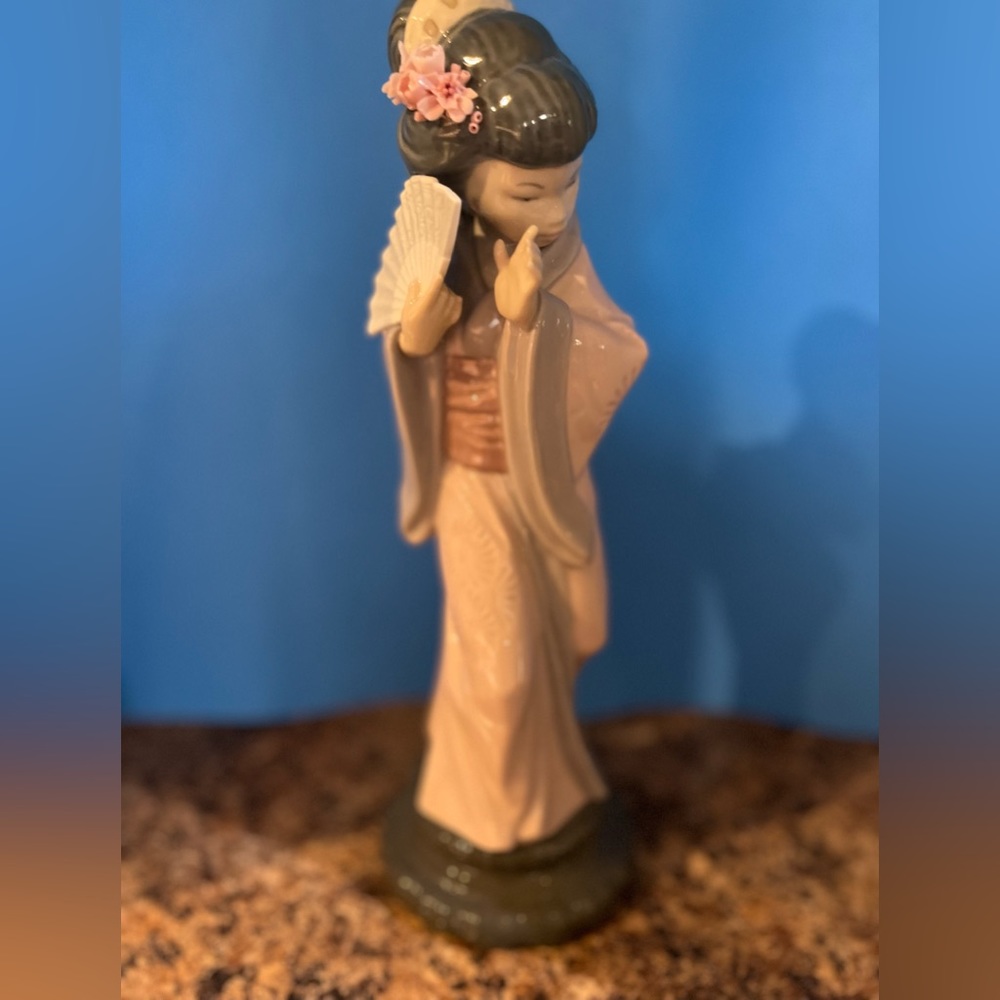 Lladro Shy Japanese Geisha Girl Figure Statue Glaze #4990 w Flower Made in Spain